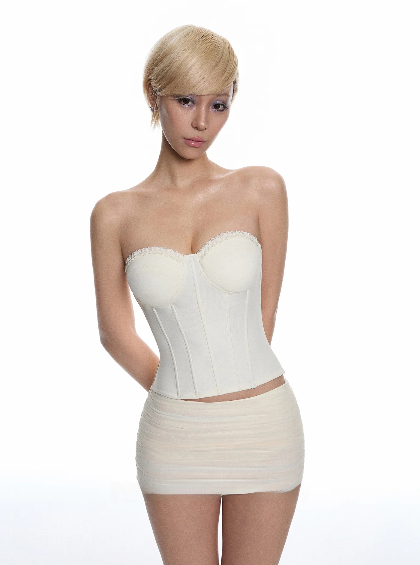 

Сексуальный модный комплект из бежевой юбки и топа с кружевной отделкой и бретелями из фатина, с плиссировкой и эффектом облегания на талии.