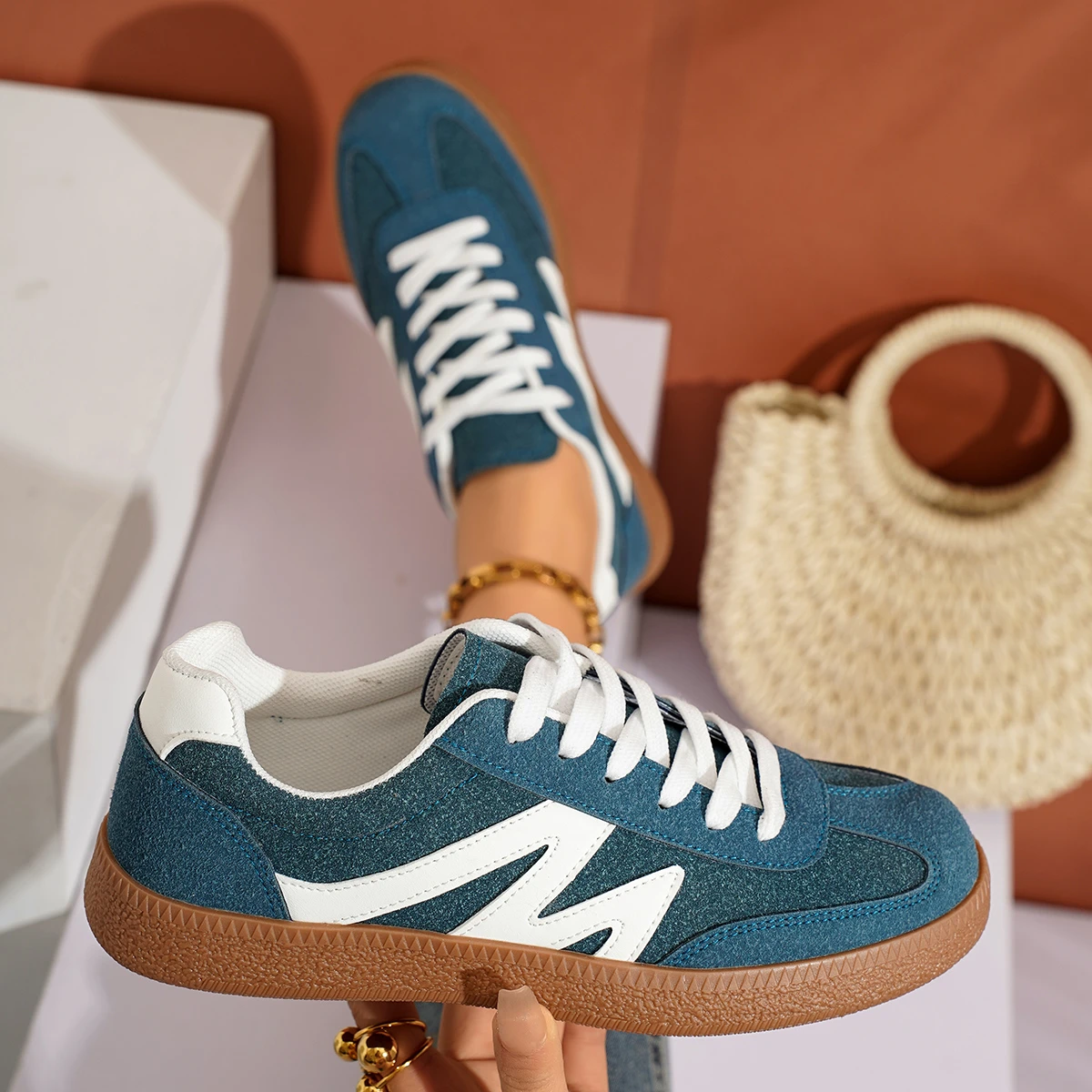 نساء أحذية رياضية موضة جديدة جولة تو أحذية الدانتيل عادية للنساء المرقعة الرجعية في الهواء الطلق أحذية رياضية مسطحة النساء Zapatos De Mujer