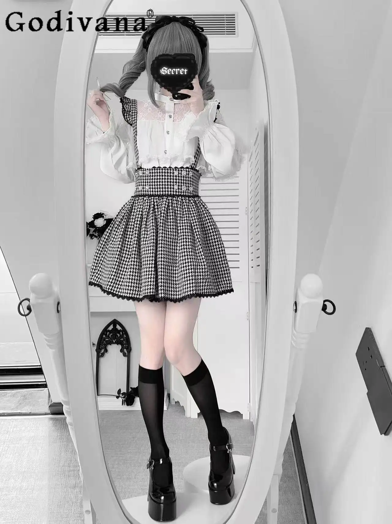 

Японский комплект Лолита из 2 предметов: новая весенняя коллекция, милая женская рубашка с длинным рукавом и кружевной отделкой, юбка в клетку на бретелях, женский комплект-двойка