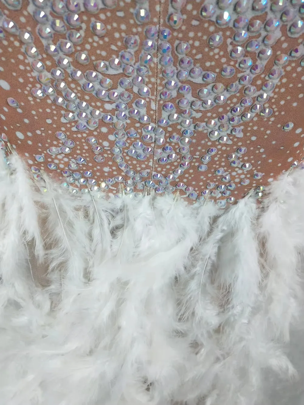 Luksusowa suknia damska z dżetami, piórami i trenem do ziemi, na studniówkę, wieczorne uroczystości, występy sceniczne, dla piosenkarki, prowadzącej program.