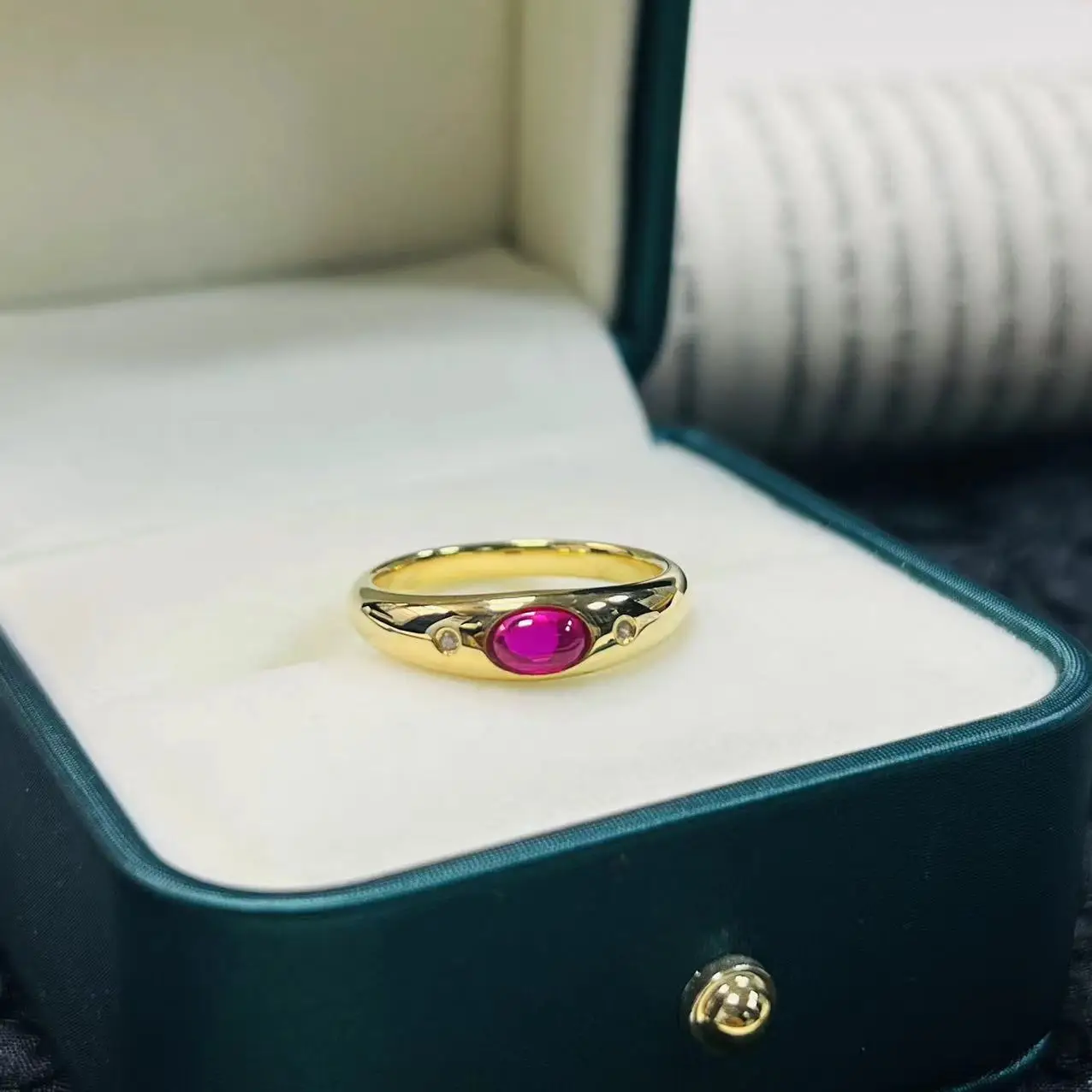 

Vintage wine red gemstone oval S925 silver ring female light luxury senior sense of European and American temperament