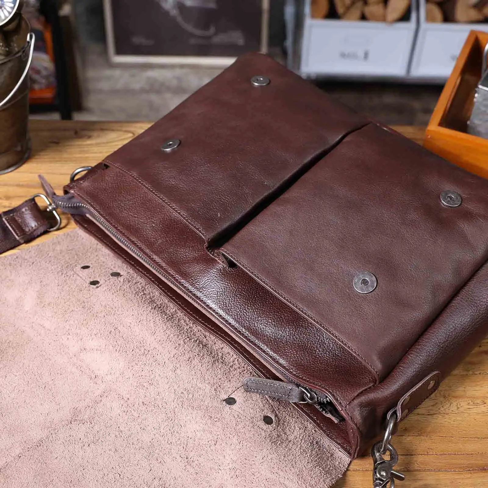 Echtleder Herren-Aktentasche 15 Zoll Laptop-Tasche Einfache Rindsleder-Umhängetasche Pflanzlich gegerbtes Leder Modischer Casual-Stil – Detail 27