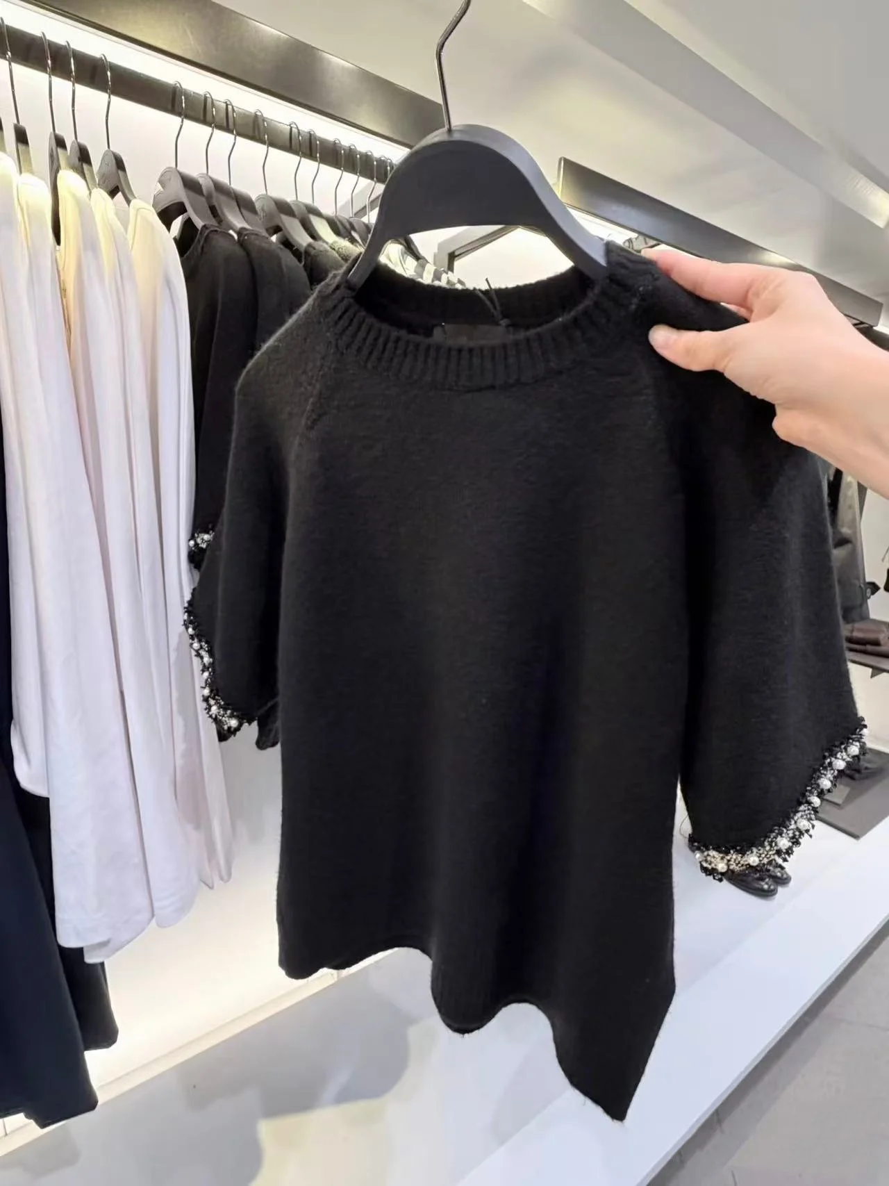 

Весна-Лето 2026: Новинка! Женский вязаный свитер с жемчужной отделкой, короткий рукав, круглый вырез, повседневный, свободный крой, стандартная длина.