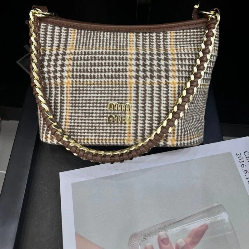 

Luxury Unique Messenger Purse Shopper Bag For Casual Women Featuring Elegant Letter Logo And Paris Fashion