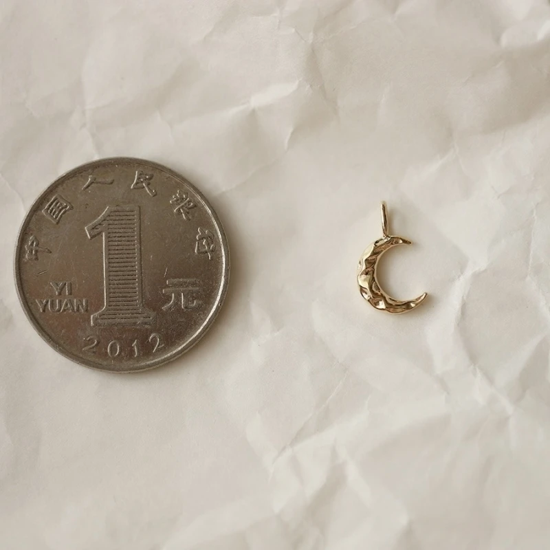 قلادة GOLDtutu Pure 10K Gold Moon Charm، تأثير تموج القمر الصغير، تصميم بسيط أنيق، خيار هدية عصري