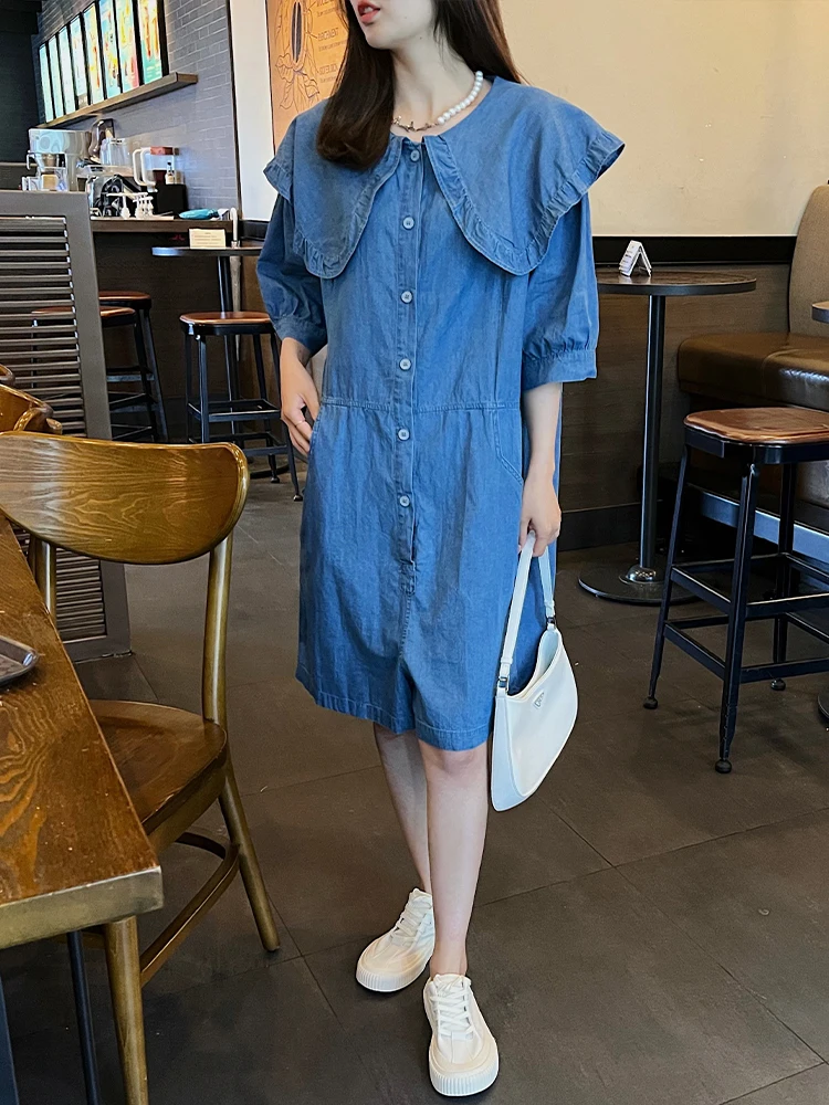 Letnia damska sukienka jednoczęściowa, luźny krój, kołnierzyk typu lalka, szerokie nogawki, modny detal falbanki, wysoki stan, detale z guzikami.