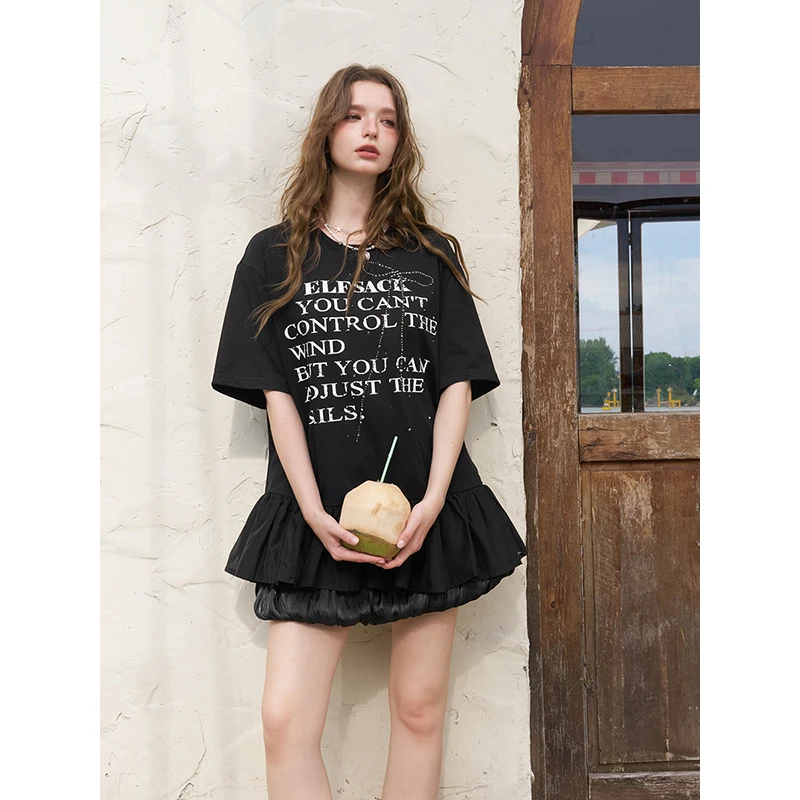ELFSACK Women's Gothic Letter Print T-Shirt with Ruffled Hem, Sweet Cool Black Oversized Tee for Streetwear Summer