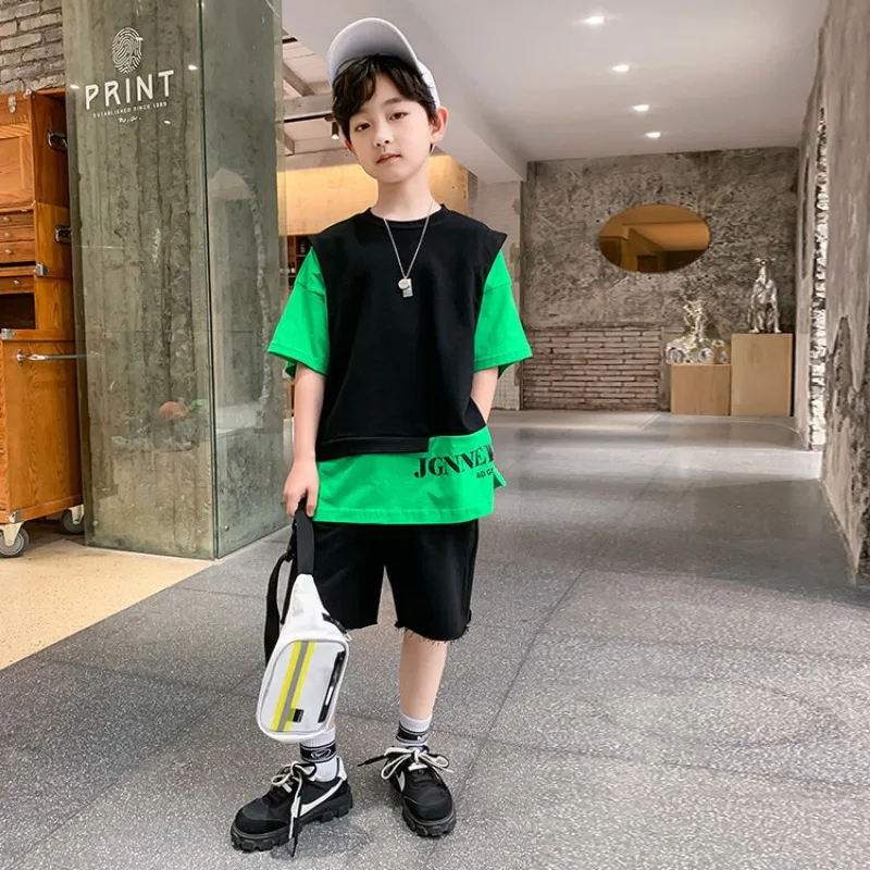 Conjunto de dos piezas de camiseta y pantalones cortos falsos para niños, ropa de calle para adolescentes, chándal con letras, manga de contraste,