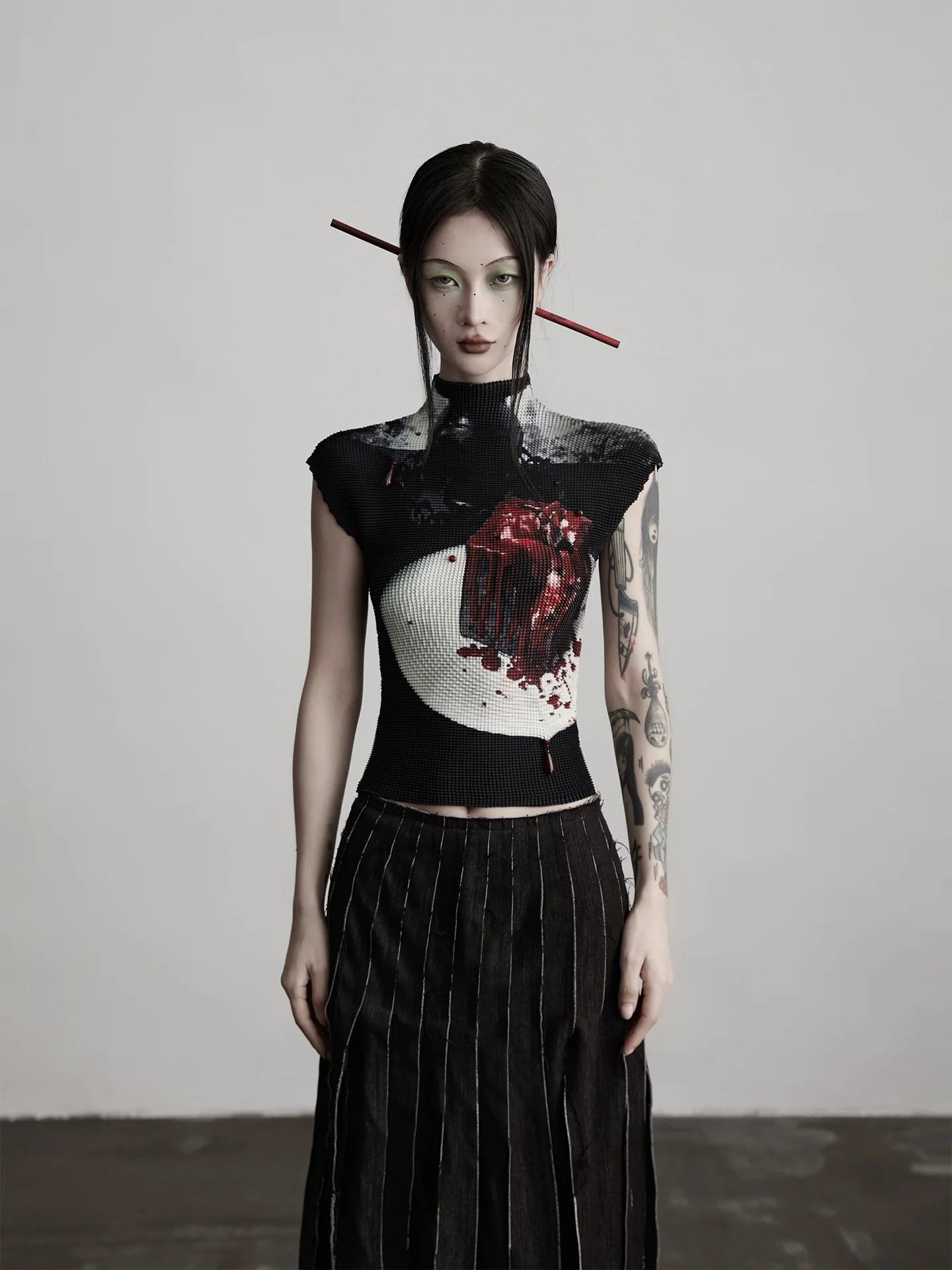 

Повседневная женская футболка с коротким рукавом и плиссировкой, приталенный крой, из полиэстера, для летнего сезона