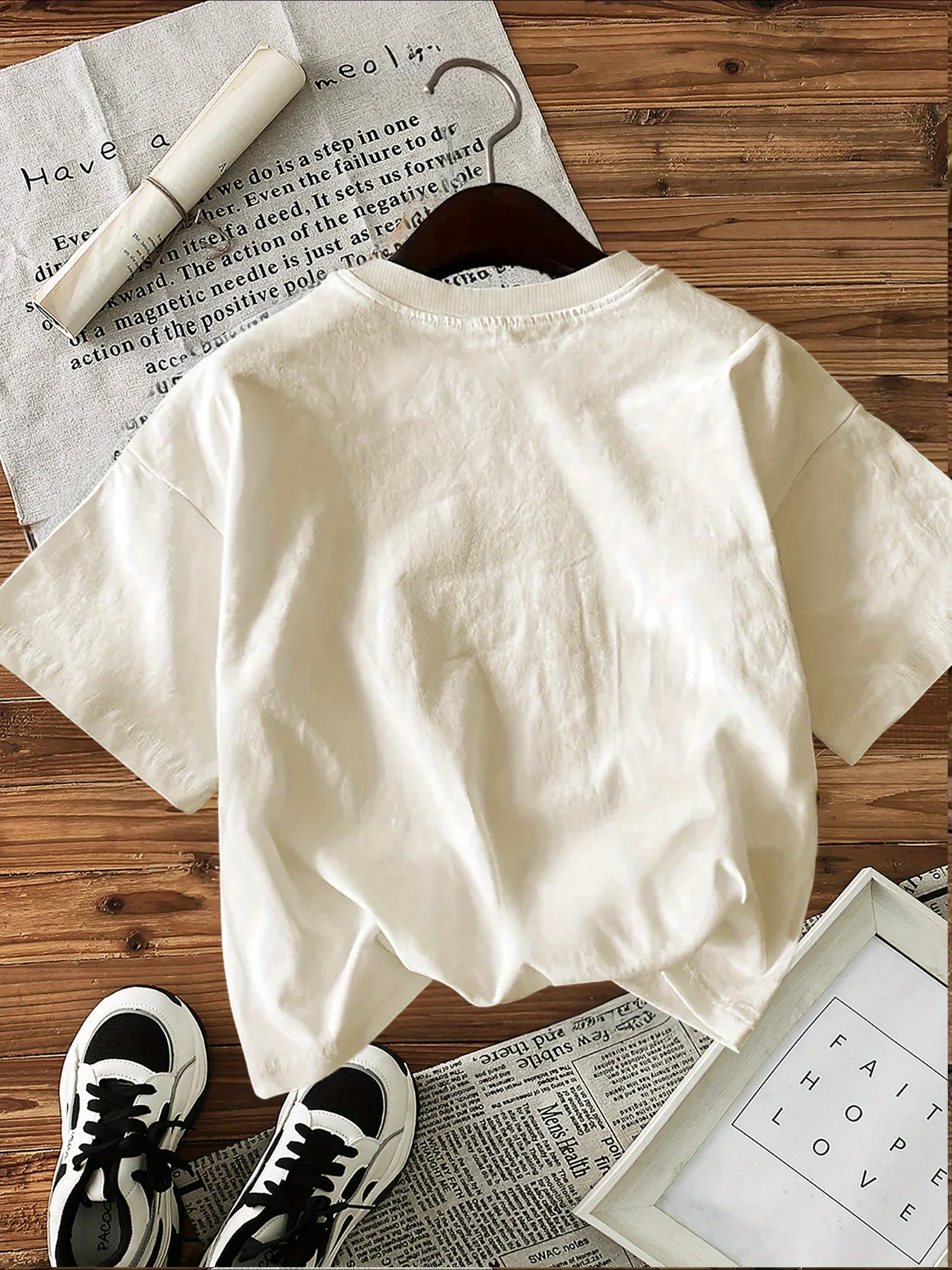 تي شيرت نسائي عتيق مطبوع عليه قلوب الملكة وأكمام قصيرة ورقبة دائرية كاجوال مناسب لتصميم بطاقة الصيف على شكل قلب ريترو #3