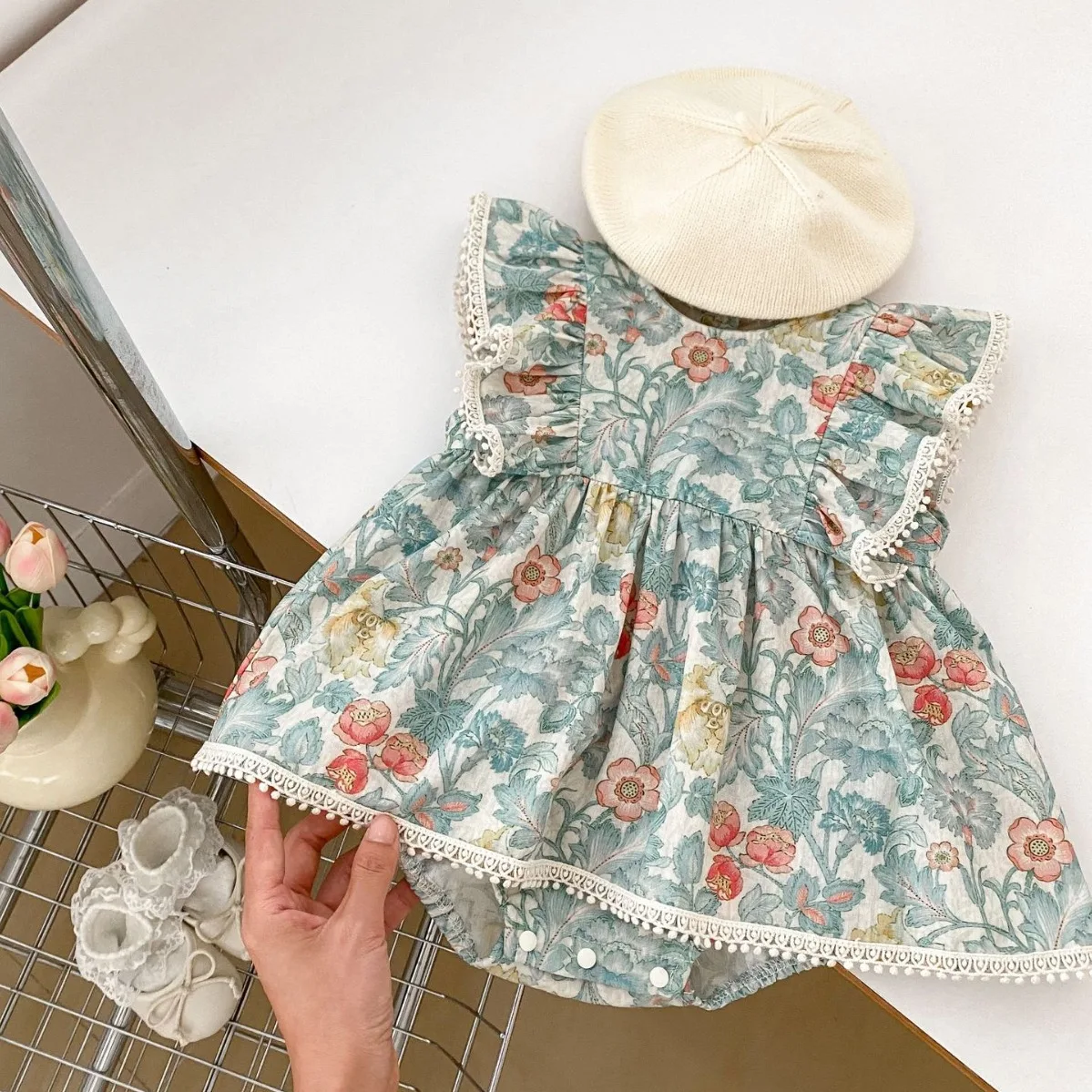 

2025 New Baby Girls' Green Floral Flying Sleeve Bag Fart Coat, Stylish Girls' Jumpsuit Dress, Baby Summer Dress
