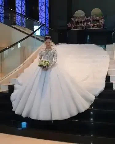 Abito da sposa elegante con strascico lungo personalizzato, manica lunga, abito da sposa trasparente, Mariage africano