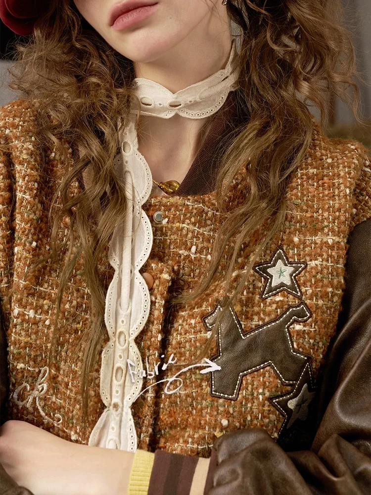 جاكيت بيسبول نسائي فضفاض من جلد البولي يوريثان بتصميم عتيق ومرقع بلون بابونج لاتيه، مريح وعصري بياقة على شكل V وأكمام طويلة.