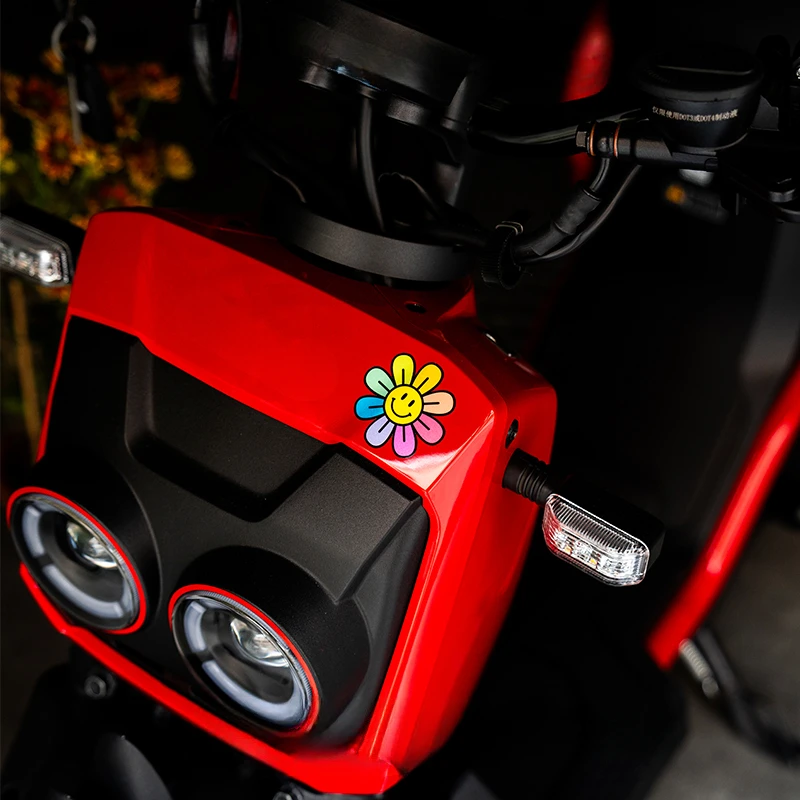 1 قطعة يبتسم أقحوان الوجه دراجة نارية ملصقات مقاوم للماء DIY بها بنفسك دراجة نارية خزان الوقود خوذة سكوتر كهربائي شارات الفينيل #5