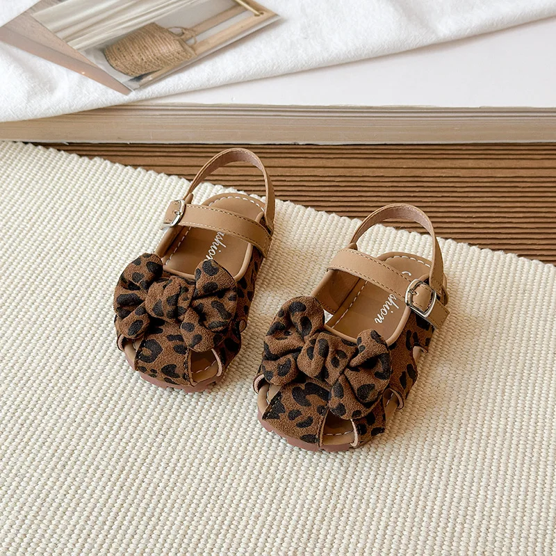 

Модные детские сандалии для девочек 2026 года, летние, новые, простые, универсальные, на плоской подошве, удобные, нескользящие, пляжные туфли для детей