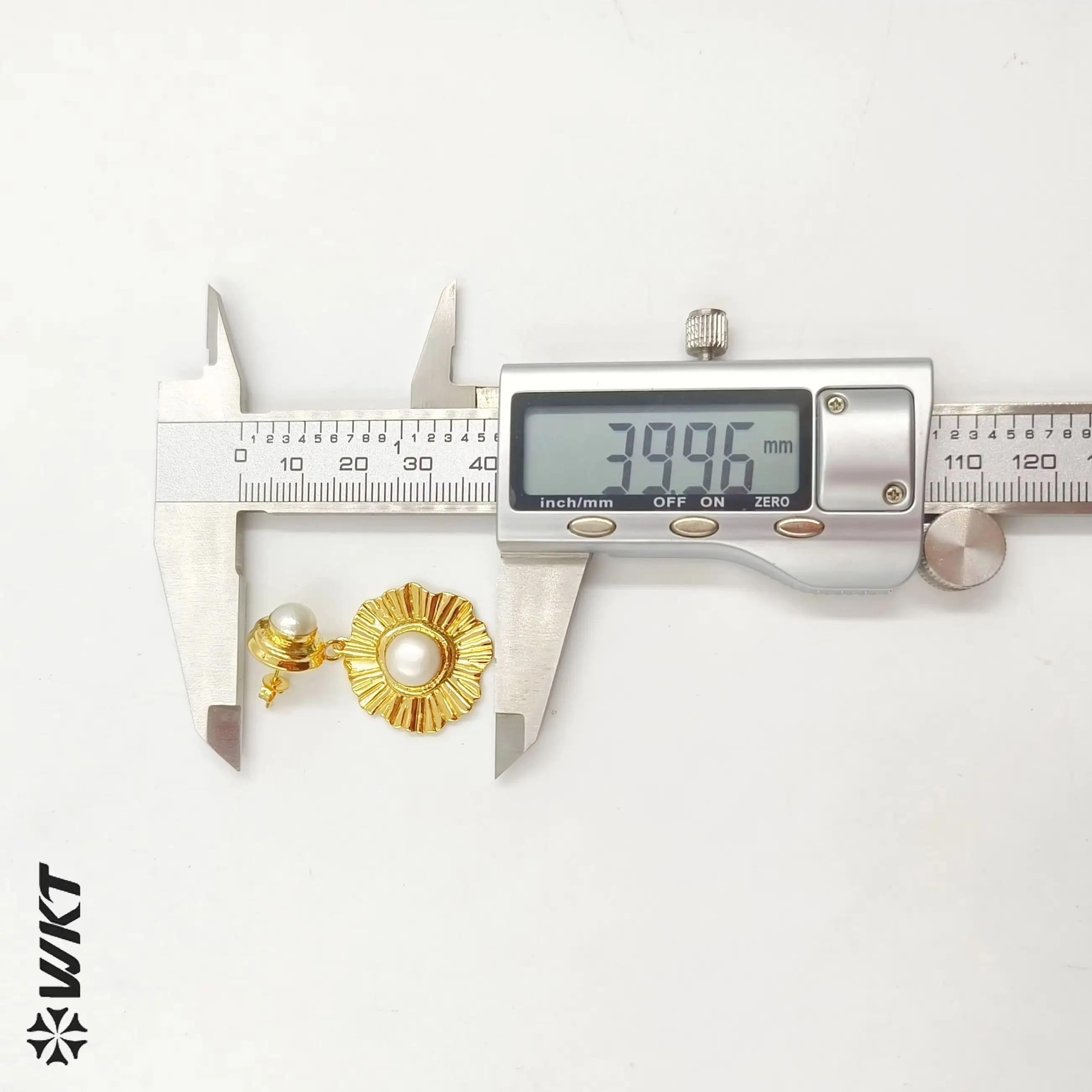 

WT-MPE126 Lovely Sunflower Shape With Pearl Paved And 18K Gold Plated Earring For Women Anniversary Jewelry