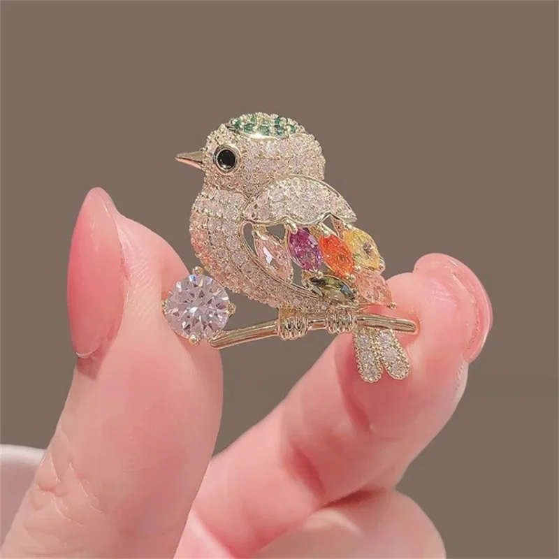 1pcs 18styles Luxury Colorful Cubic Zircon Bird Brooch Gold Color Animal Copper Brooch Women Weddings Banquet Lapel Pins Gifts