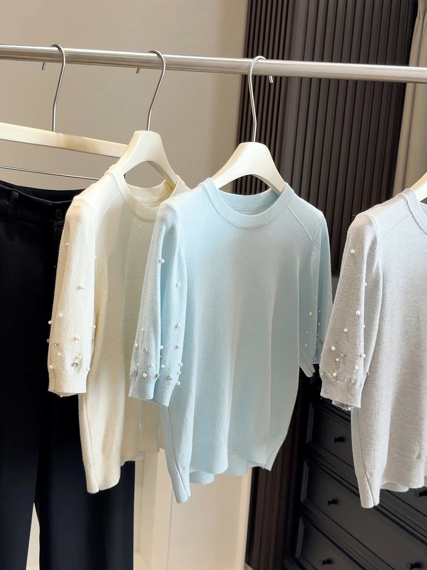 

Корейская модная трикотажная футболка с жемчужным декором, женская летняя новинка, с круглым вырезом, коротким рукавом, свободного кроя, универсальная, элегантная, для женщин