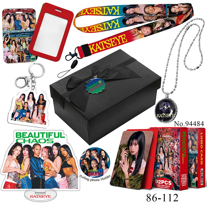 Katseye Beautiful Chaos Kpop Tour Merch Geschenkbox mit Lomo-Karte, Acryl-Schlüsselanhänger, Ständer, Halskette, Schlüsselband, Ausweishalter für Fans