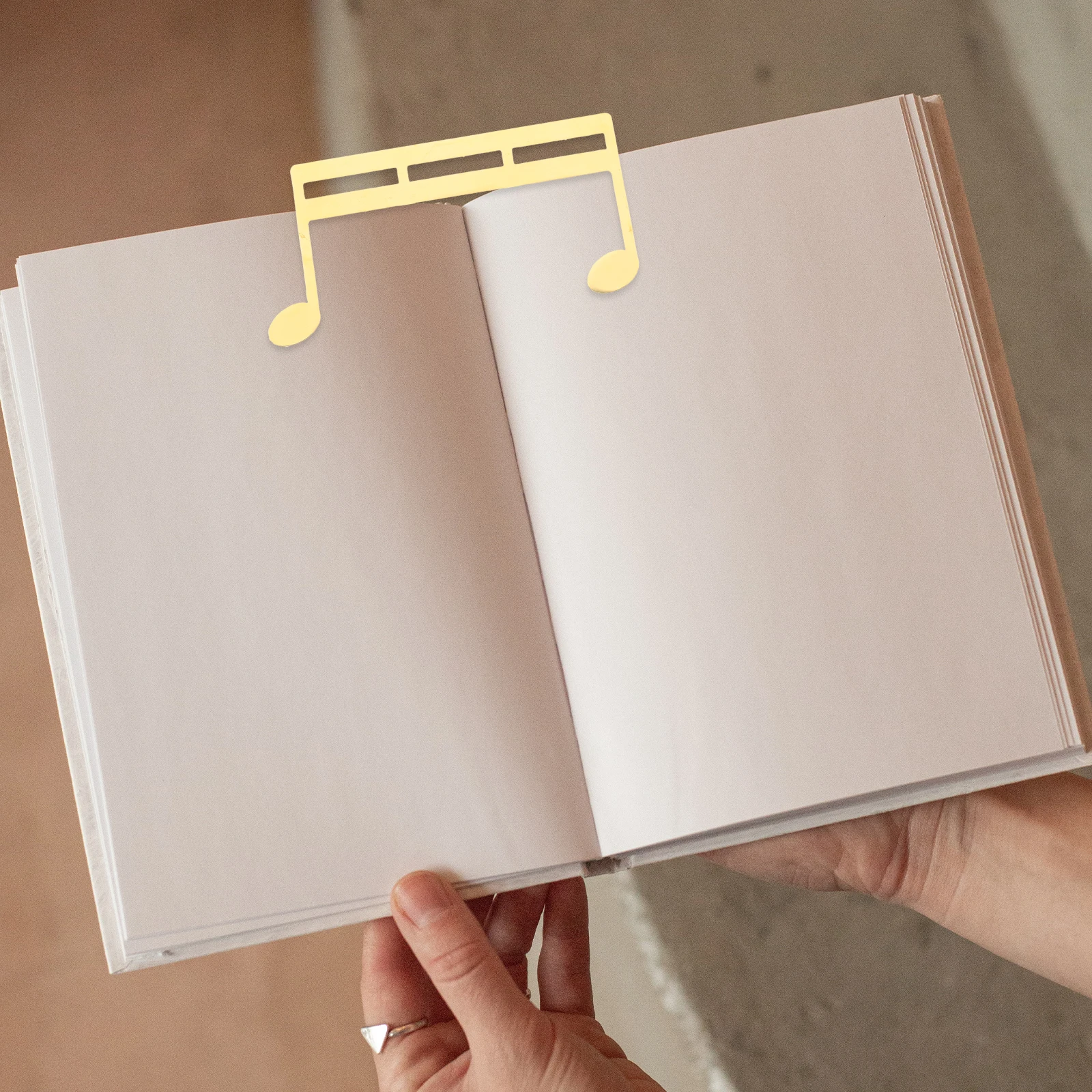 

Prime Metal Material Music Holder Clip Compact Size Portable Design Perfect Reading Aid for Music Books Magazines Scores