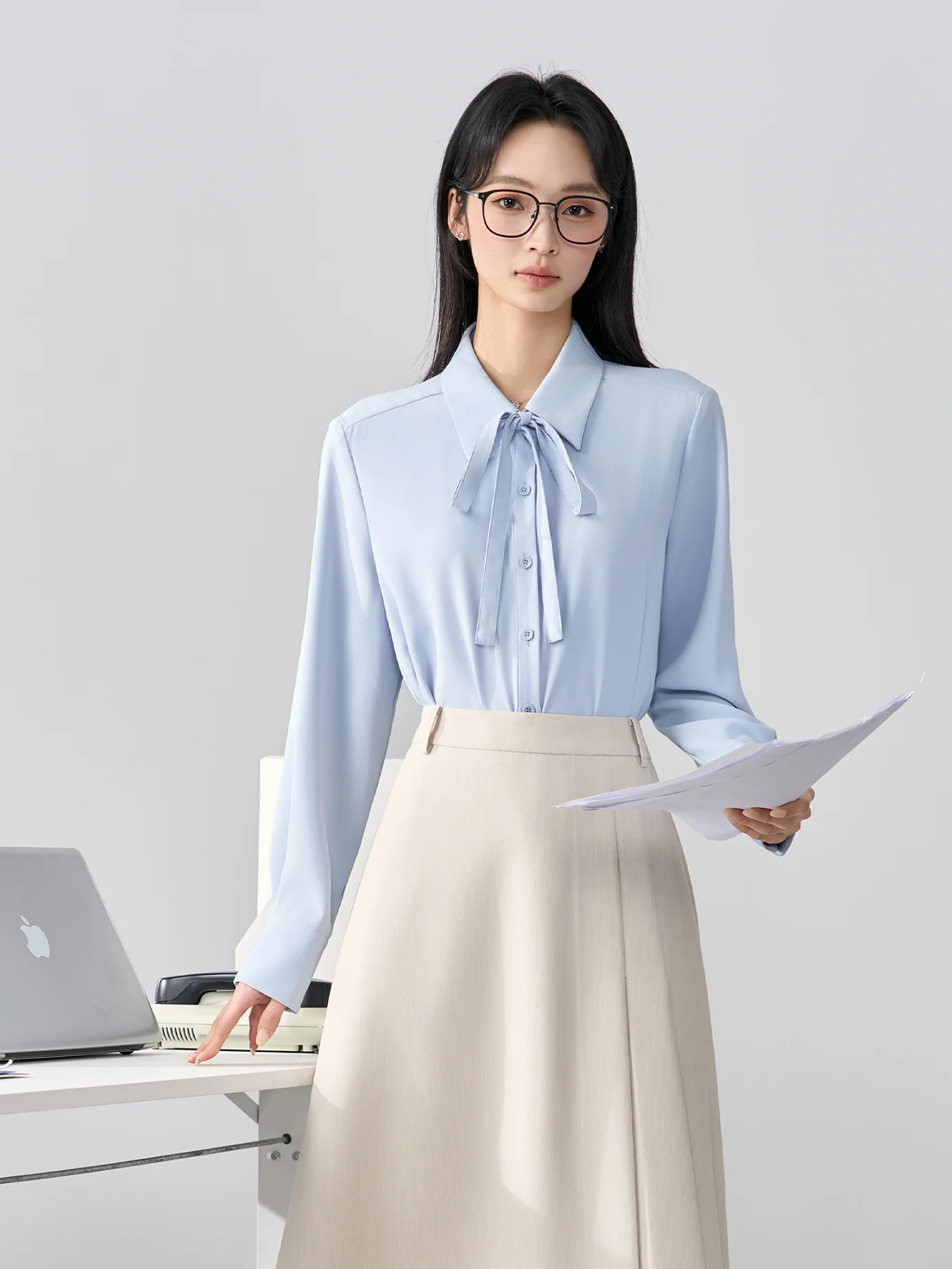 

Синяя женская блузка для деловых встреч с длинным рукавом, прямого кроя, из полиэстера, не требующая глажки