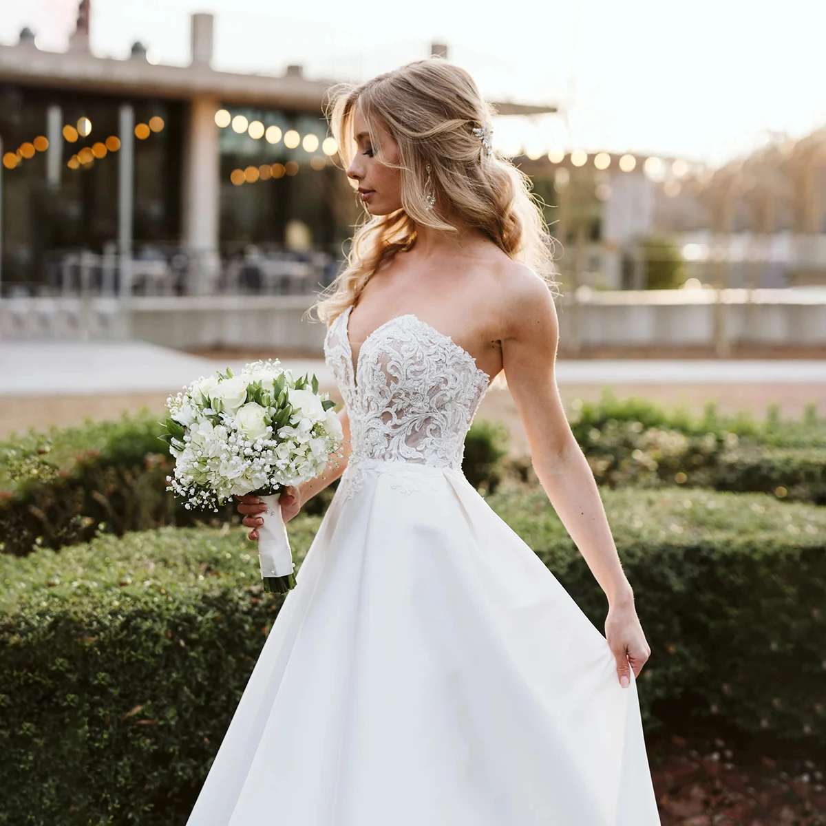 Embroidered Elegant Strapless Bridal Gowns Customized Floral Lace Puffy Satin Plus Size Elegant Princess Wedding Party Dress