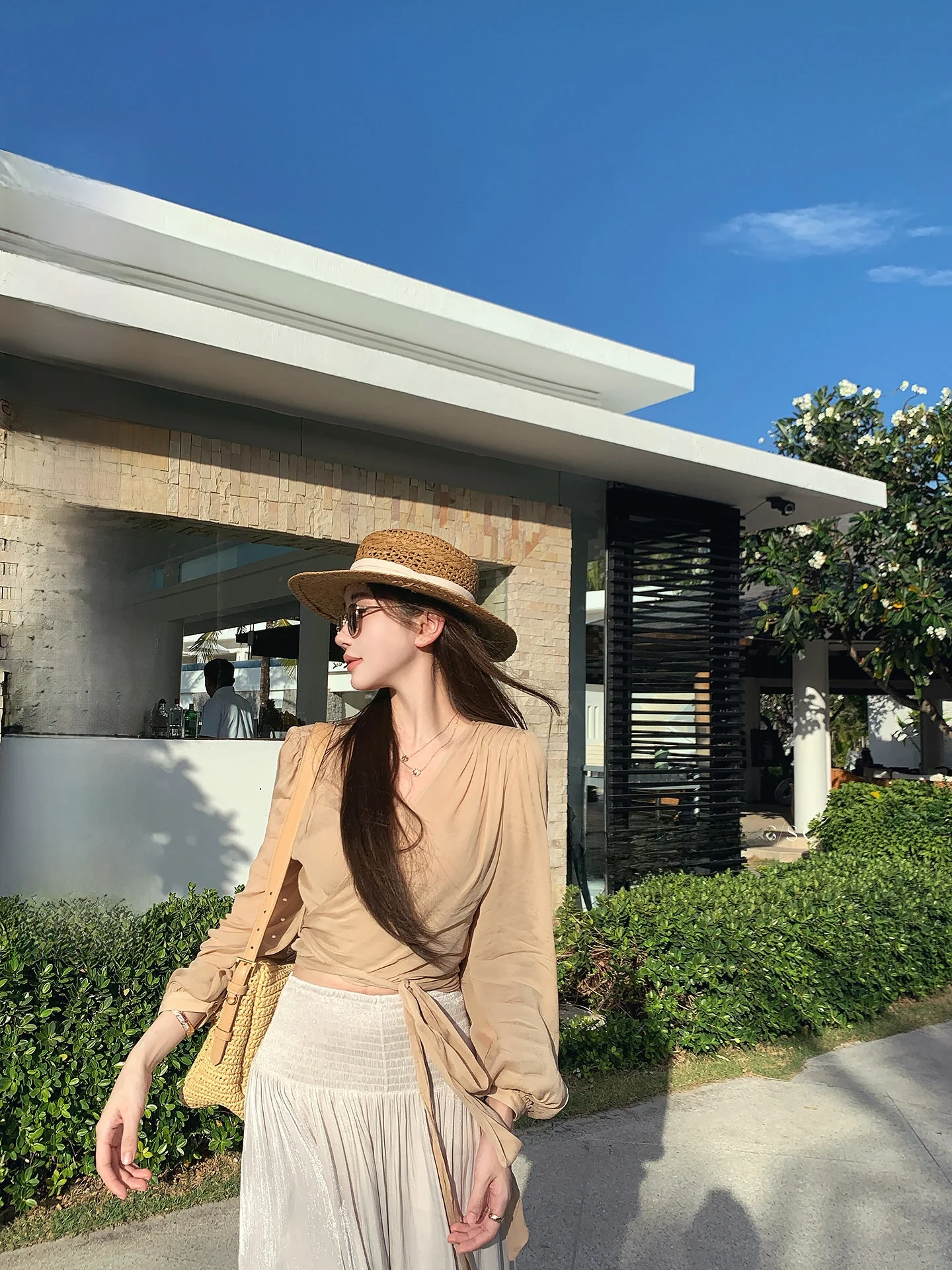 

Шелковая рубашка Yuyuel для женщин: весенняя, в корейском стиле, приталенная, с длинным рукавом, V-образным вырезом, плиссированной линией плеч, дышащая, комфортная.