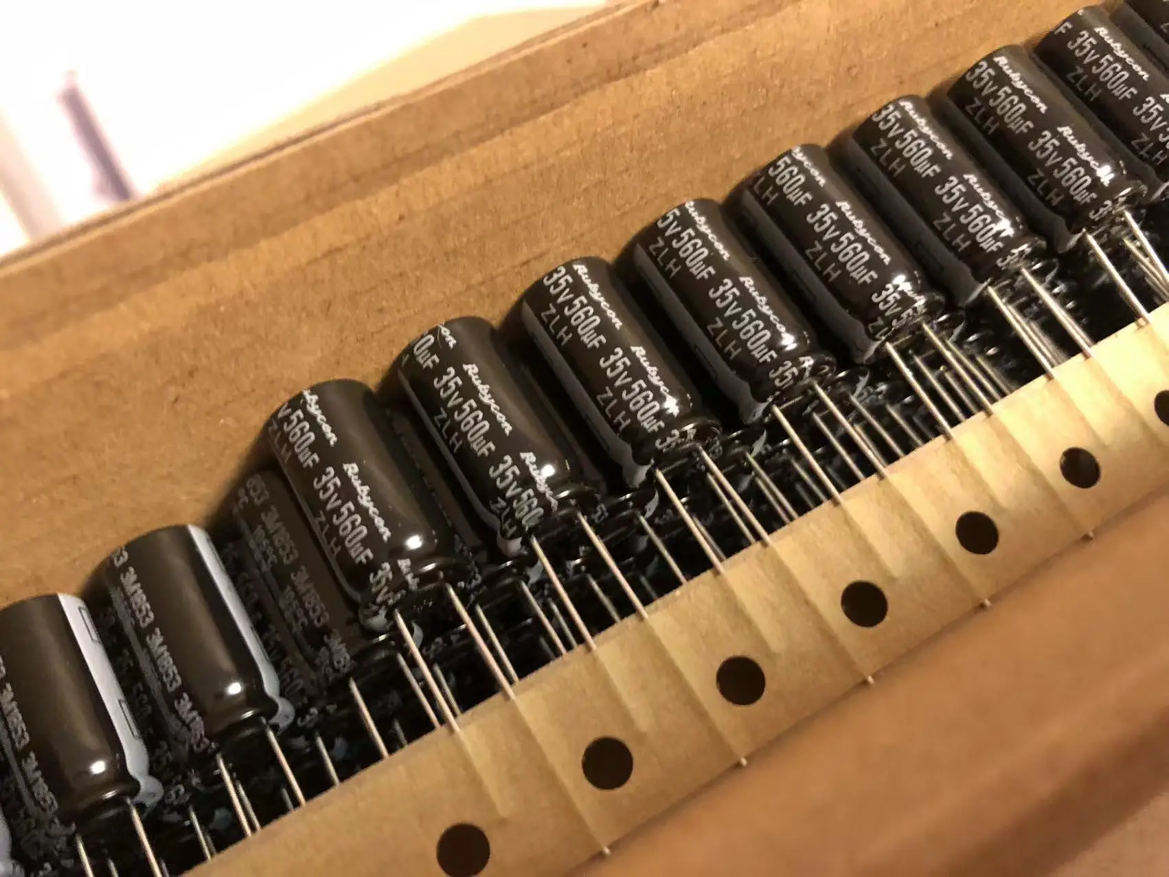 2024 new 10pcs Original new 560UF 35V Japan Rubycon capacitor 35V560UF 10*20 ZLH
