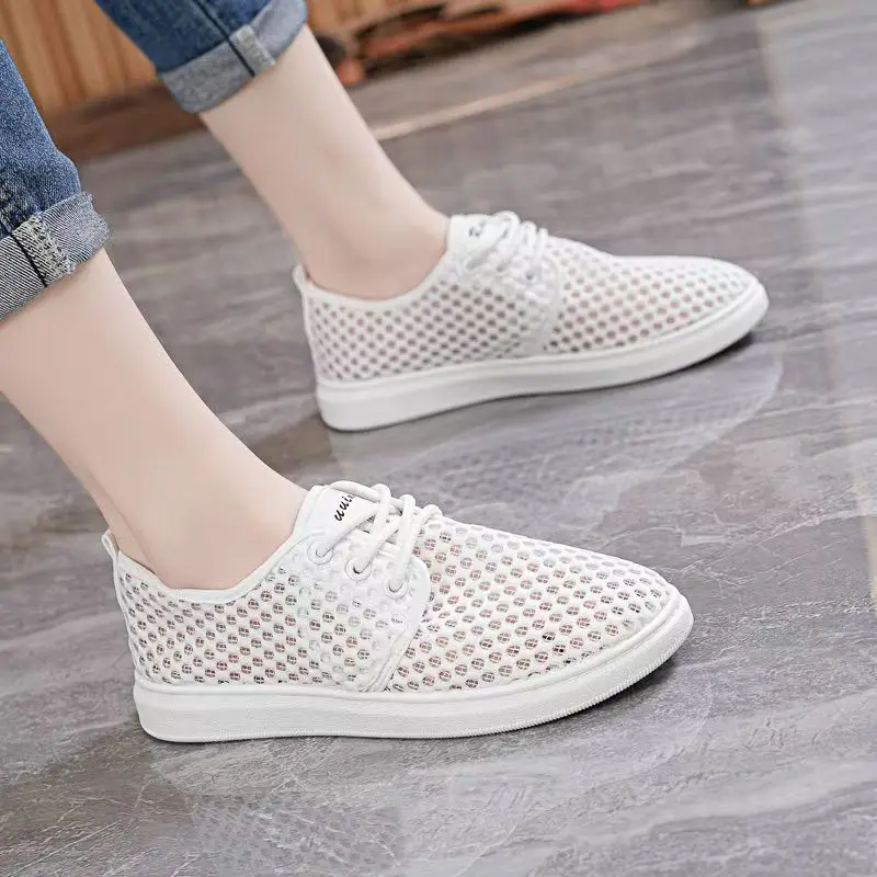 

Женская летняя новая повседневная спортивная обувь с сеткой и мягкой подошвой, нескользящая легкая прогулочная обувь на шнуровке, маленькие белые туфли