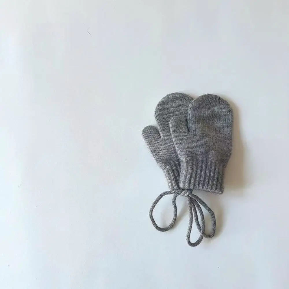 luvas-de-inverno-para-bebes-quentes-em-cores-vibrantes-para-criancas-pequenas-com-cordao-para-pendurar-ideais-para-atividades-ao-ar-livre-feitas-em-malha-macia-e-espessa-proporcionando-aquecimento-termico