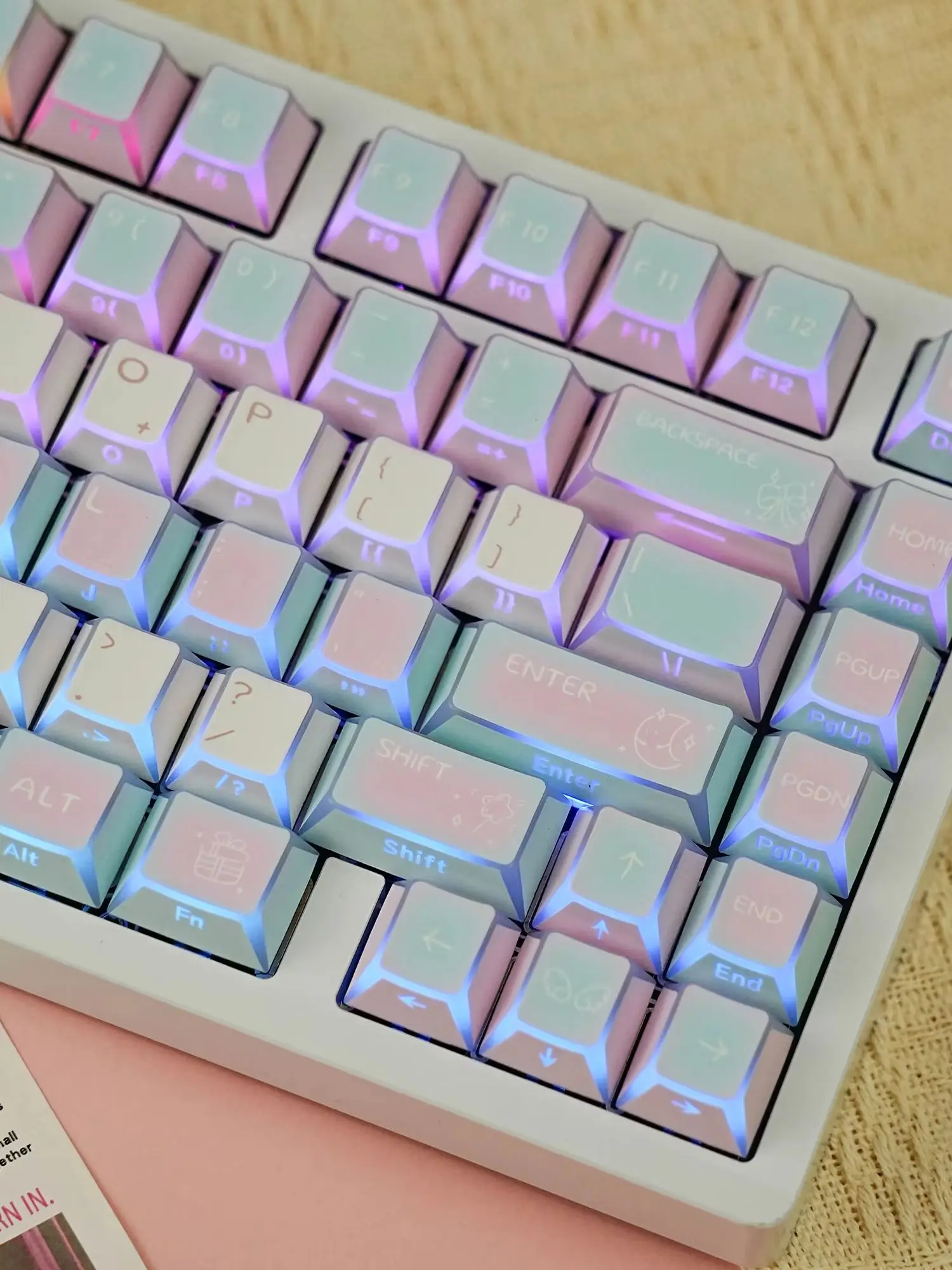 Klawisze JCM Cotton Candy 137 sztuk, barwione sublimacyjnie, podświetlane z boku, profil LAS, hiszpański, arabski, francuski, niemiecki, rosyjski, do klawiatur mechanicznych. — zdjęcie produktu 7