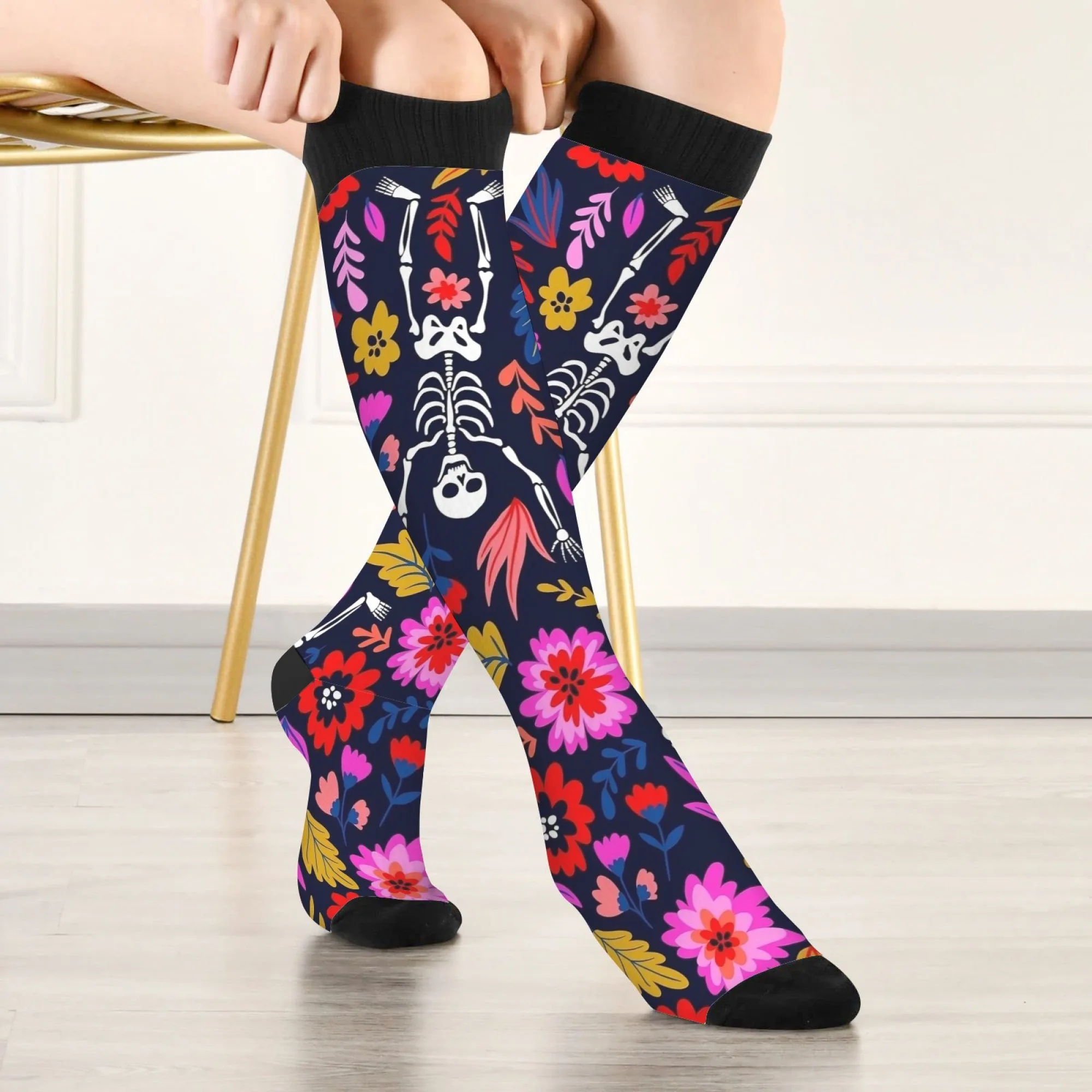 Unisex Edgy-Böhmische Kniestrümpfe, dunkelbraune Basis mit minimalistischen Totenköpfen, Blumen, Horror-Gothic-Stil für urbane Streetwear