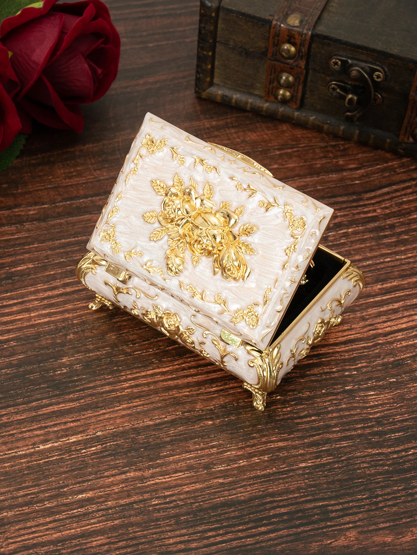 European rose jewelry box light luxury creative jewelry box wedding high-end decoration Valentine\'s Day ring necklace storage bo