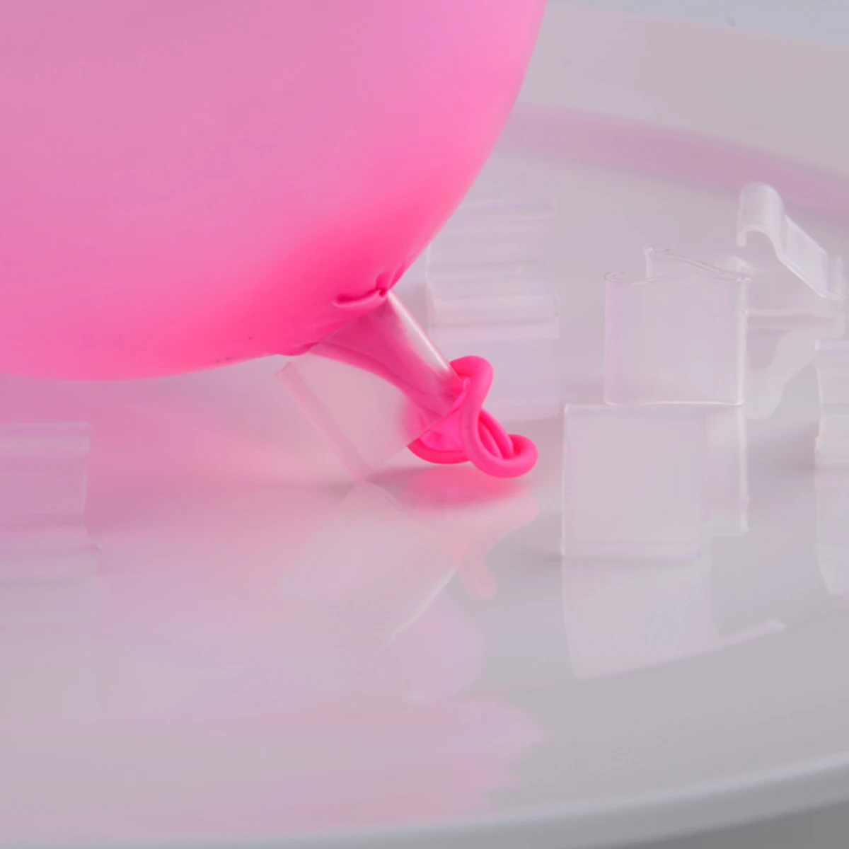 

100 Pcs Easy Balloon Clip Decoration Clips Clamps for Sealing Ties Ballon Holder