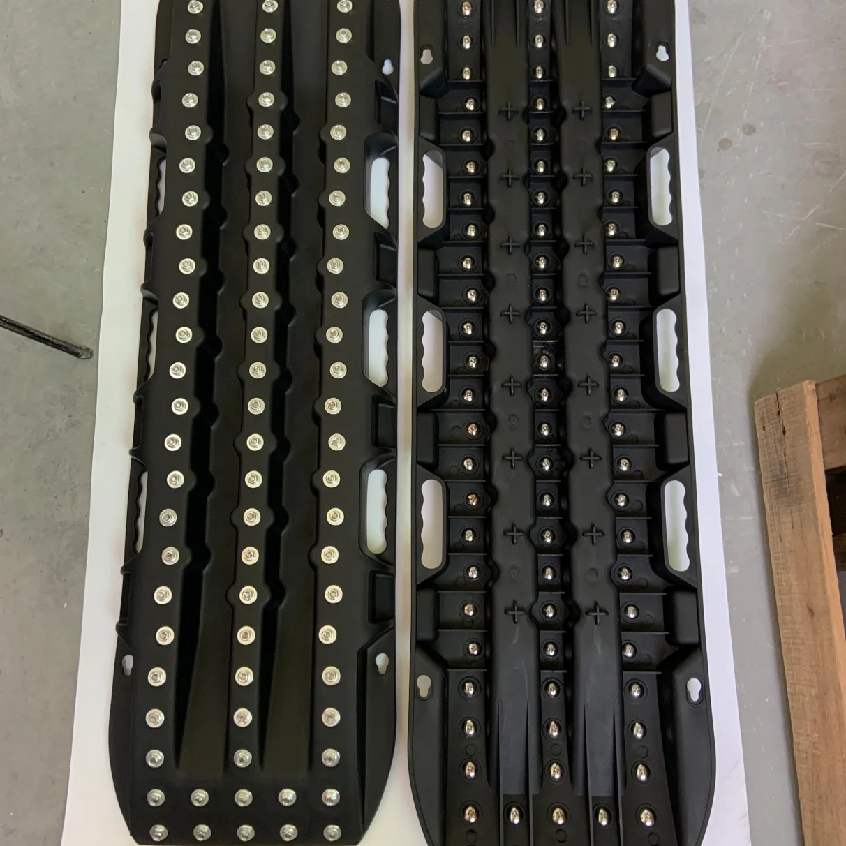 New 4X4 off Road Emergency Tires Traction Mats Track Trapped Recovery Boards with Metal Studs