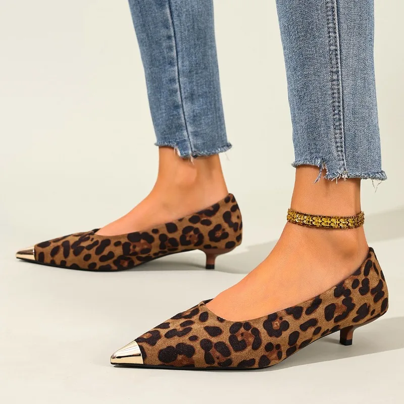 2025 Zapatos de tacón de gatito de leopardo, zapatos de punta estrecha para mujer, cuñas, Tacones de tacón bajo, vestido de charol para mujer, zapatos de novia para mujer