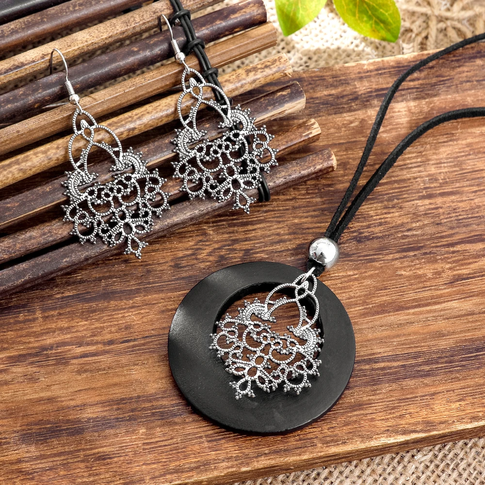 Retro-Schmuckset im Ethno-Stil, 3-teilig: Halskette und Ohrringe mit durchbrochenem Muster – Urlaubszubehör im Bohemian-Stil für Damen