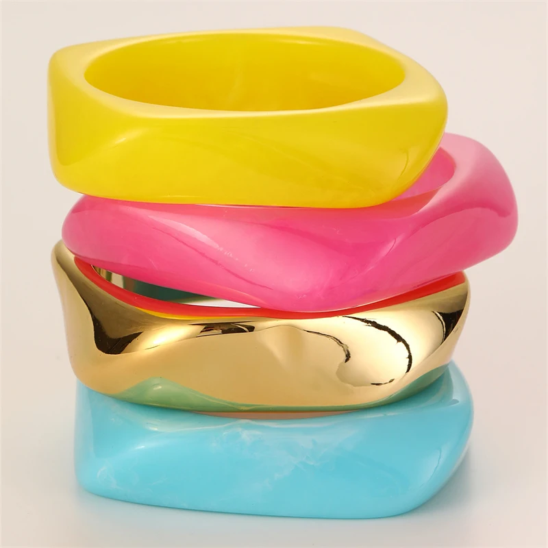 4pcs/set Summer Resort Candy Color Resin Bracelet – Wide Wave Design Bangle, Bright & Cheerful Accessory.