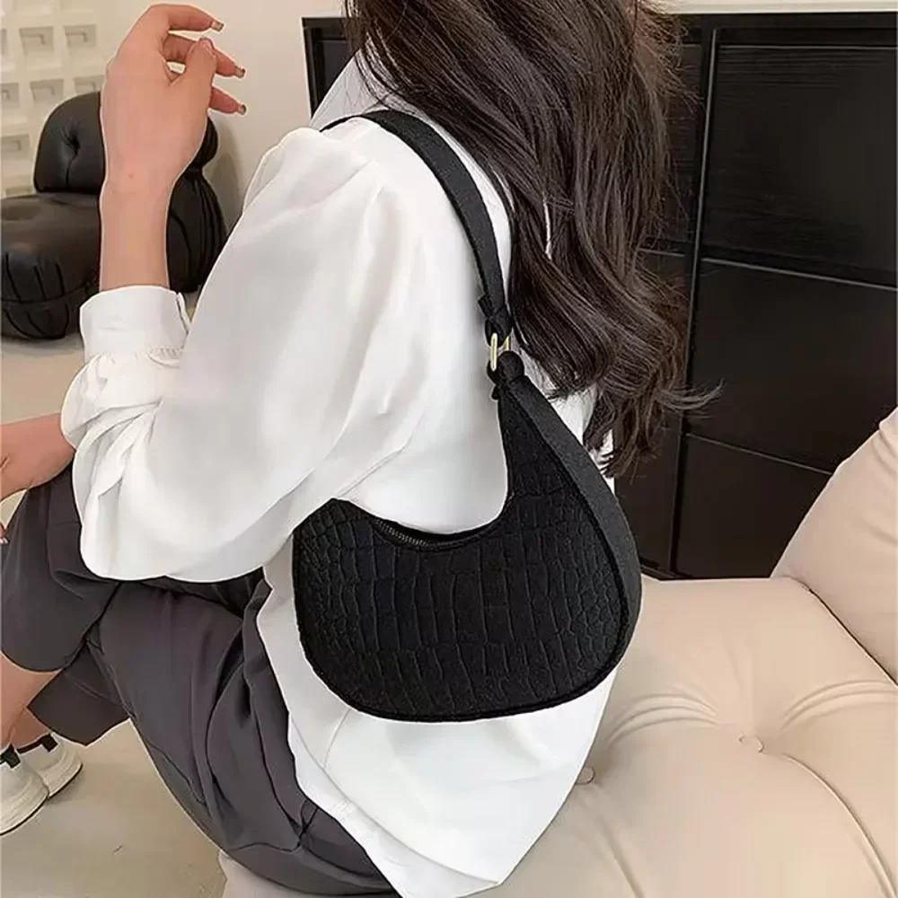 Torebki damskie na ramię Retro Leisure Handbag Pure Felt Fashion Underarm Bag Crescent Saddle Bag for Ladies Advanced Armpit Bag 2024