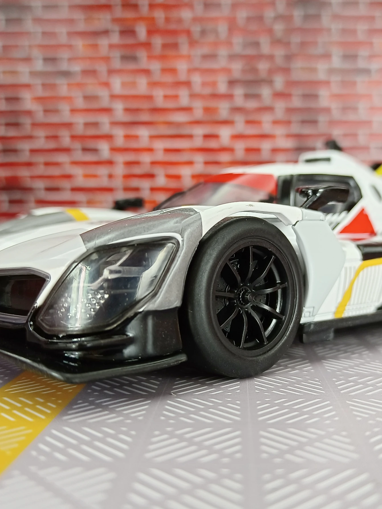 1:24 BMW M ไฮบริด V8เสียงและแสงโลหะอัลลอยด์ของสะสมรถแข่งของเล่นตกแต่งงานอดิเรกของขวัญวันเกิดสำหรับเพื่อน