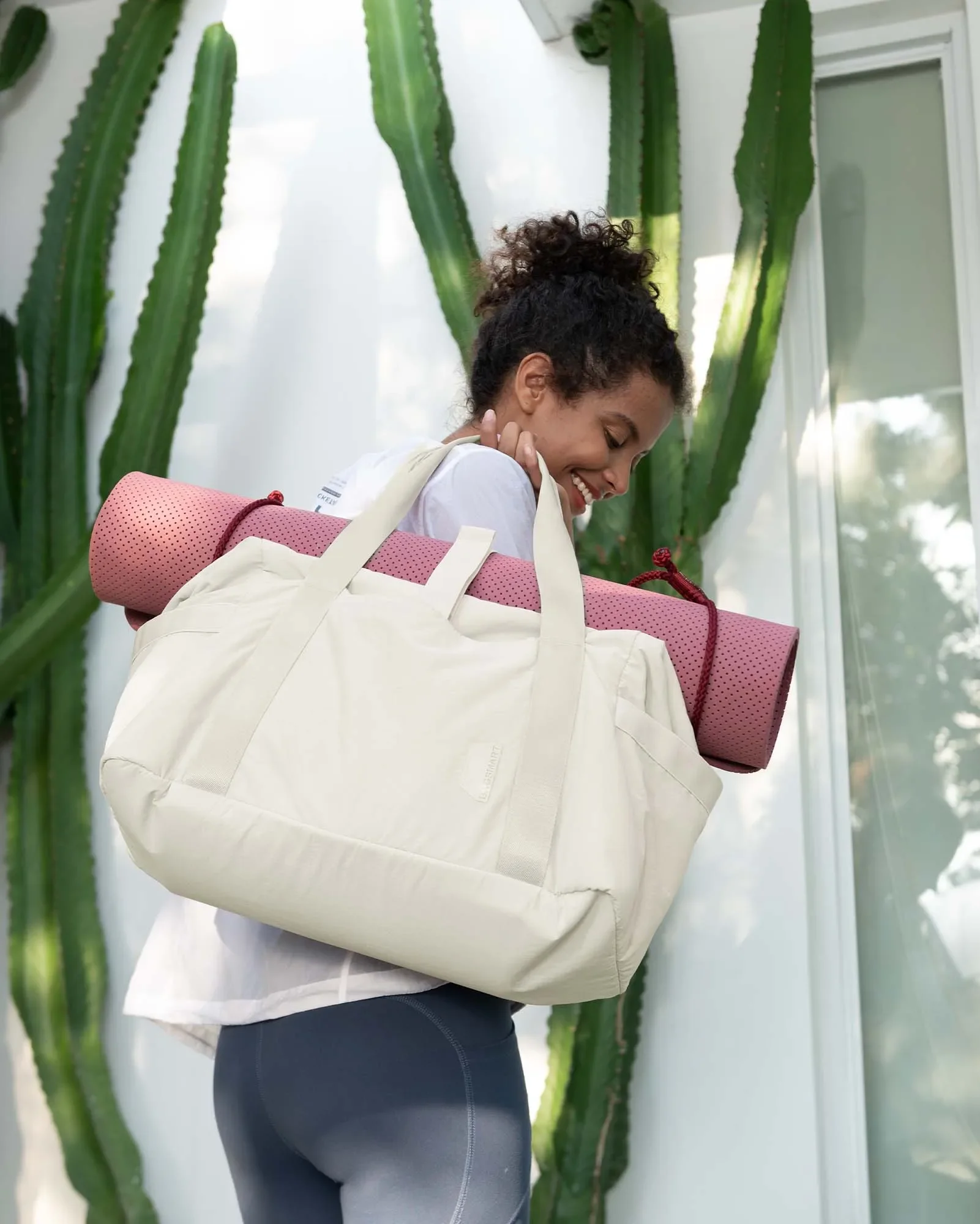 BAGSMART Bolsas de lona para mujer, bolsa de gimnasio para llevar en el fin de semana, bolsa de viaje durante la noche con funda con carrito, bolsa de entrenamiento para artículos personales