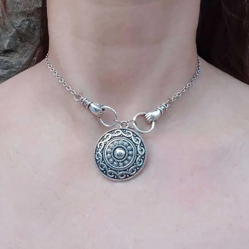 Viking Celtic Hand-held Round Filigree Shield Choker Retro Silver Color Pendant Necklace for Men Women Norse Pagan Goth Jewelry