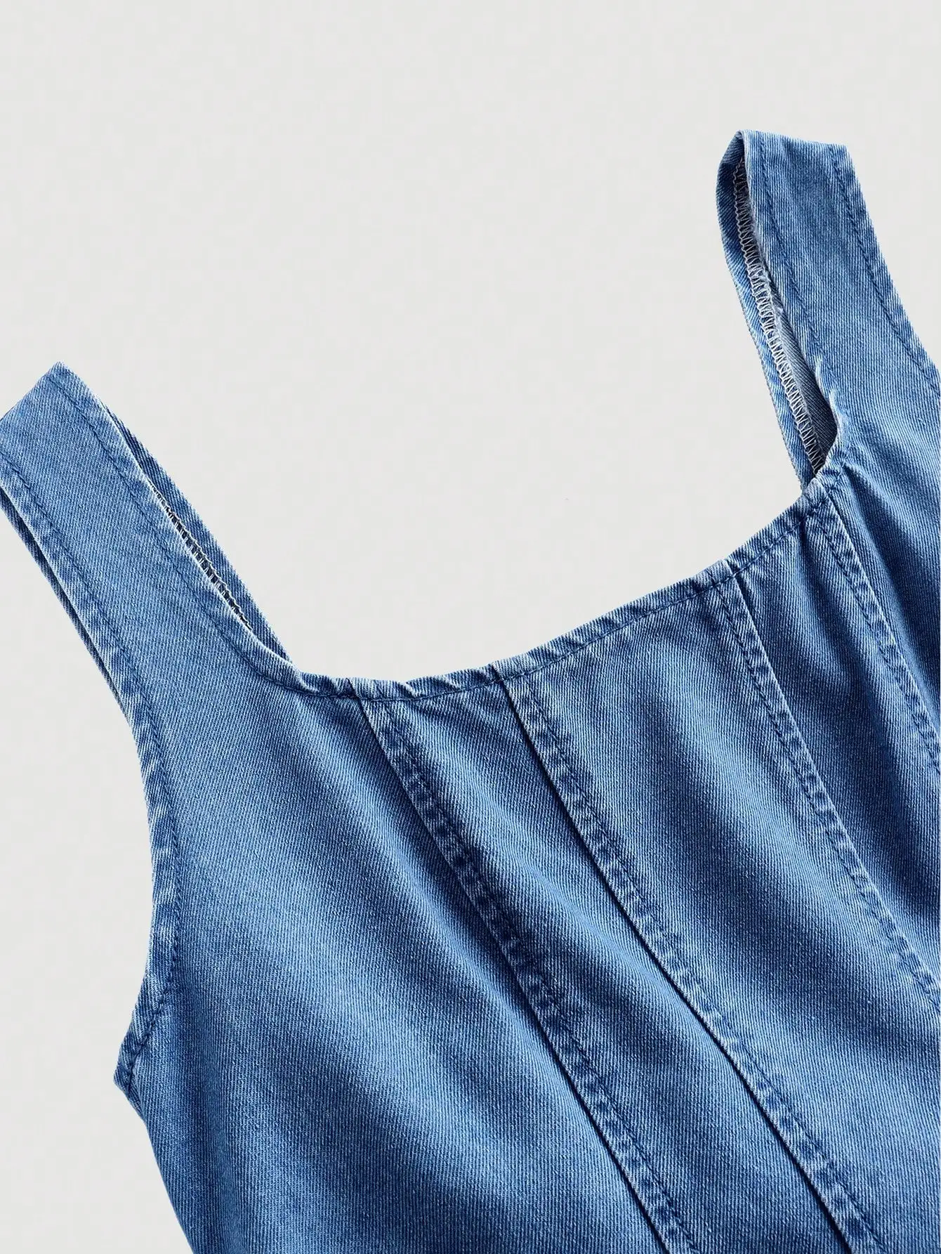 

Джинсовое платье А-силуэта без рукавов с открытой спиной и застежкой-молнией