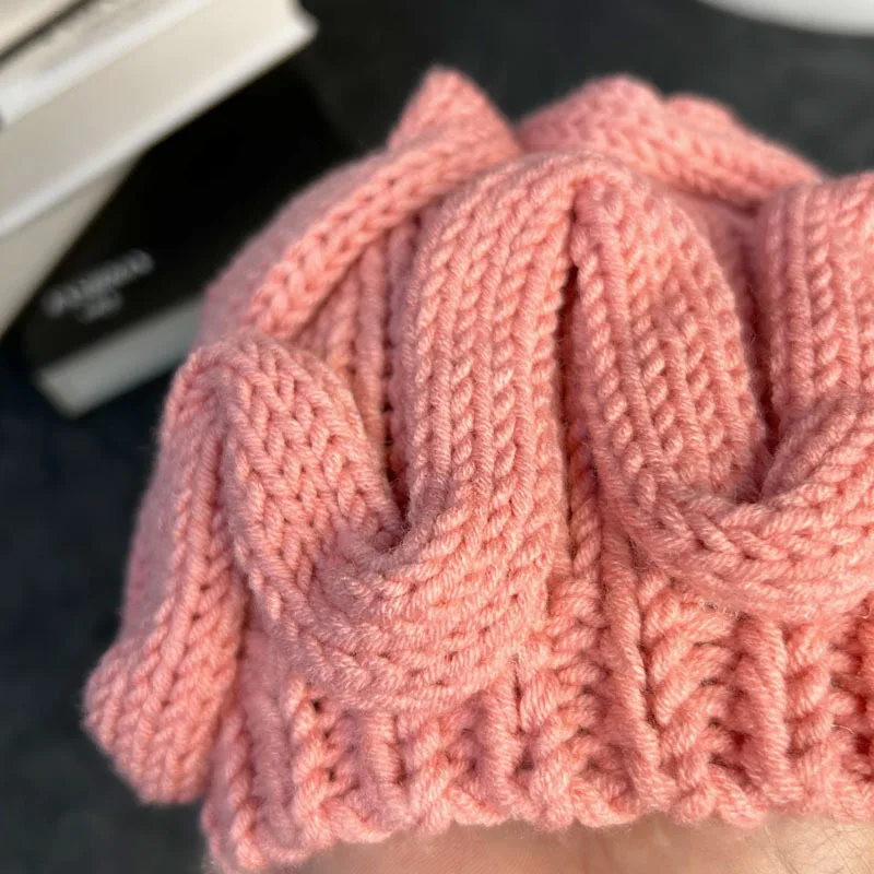 สีชมพูสี Brimless หมวกถักผู้หญิงผู้ชายหมวกสมองหนาถักหมวกหมวกตลกการออกแบบสมองสําหรับฤดูหนาวขี่จักรยานกลางแจ้ง