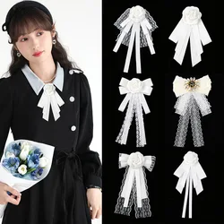 Fashion White Lace Ribbon Camellia Flower Brooches for Women Fabric Bow Tie Collar Pins College Style Necktie Jewelry Gifts