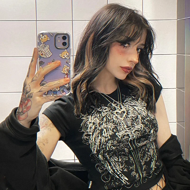 

Женский укороченный топ с коротким рукавом, круглым вырезом и принтом