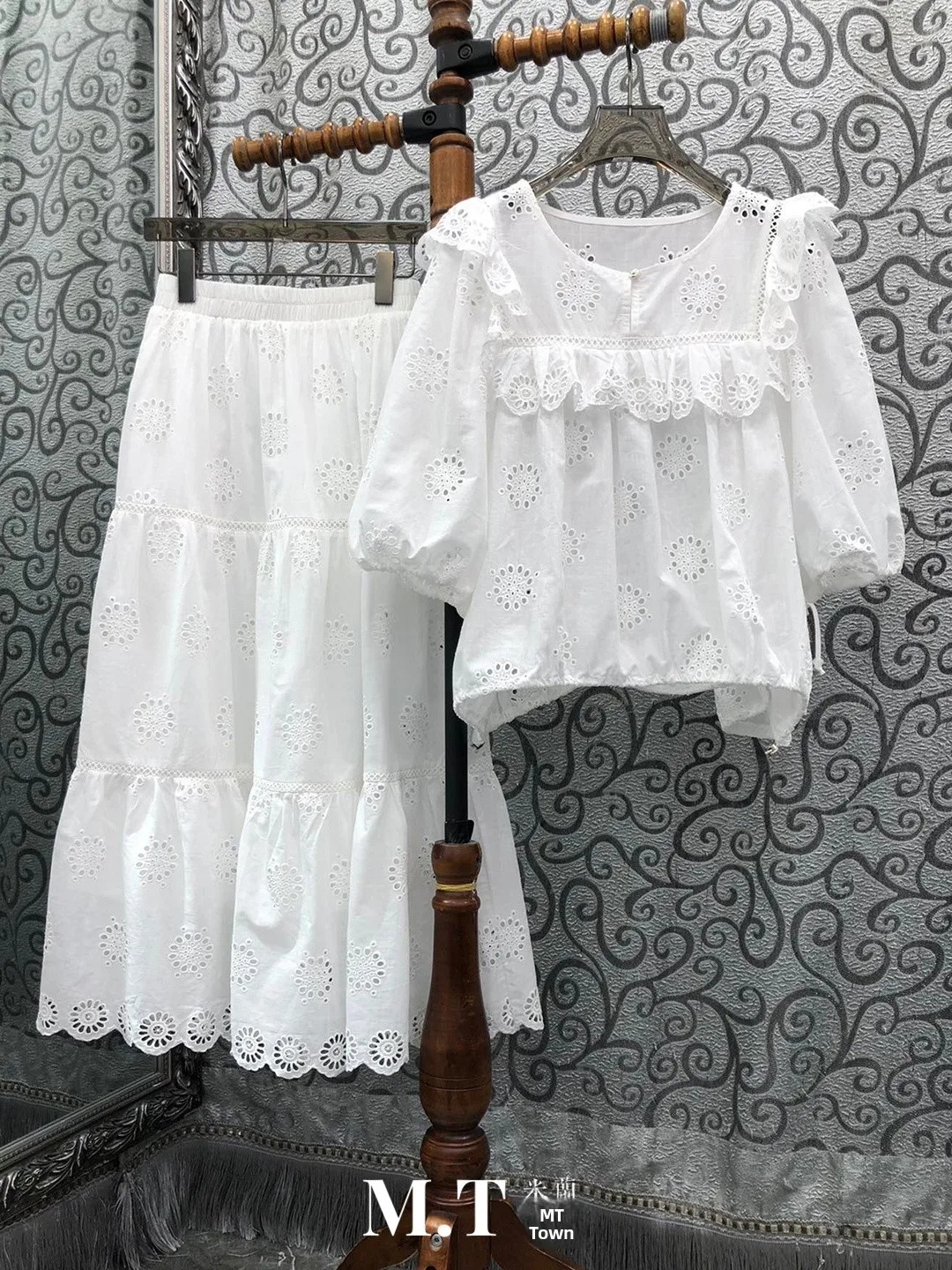 

Embroidered South Oil Version Light Hollow out Goddess Pure Color Set Milan Small Town D8 Women's Fashion Ensemble