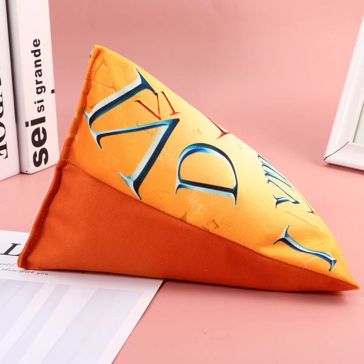 Phone Tablet Multi-angle Triangular Support Pillow Pillow Reading Stand for Home Dorm Daily Use ( Pillow)