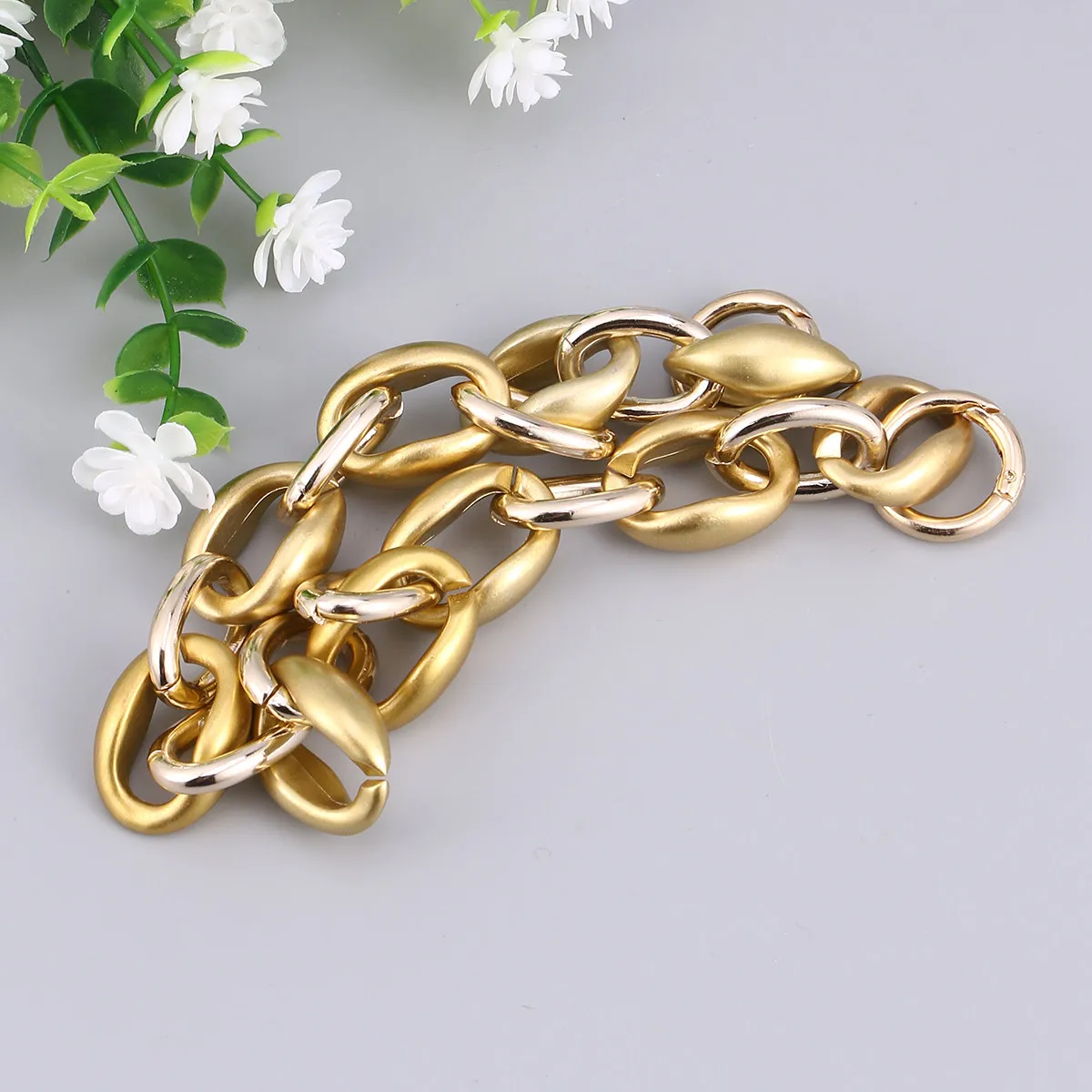 

Premium Acrylic Alloy Bag Chains Golden Replacement Straps for Handbags Clutches Crossbody Bags Personalized Fashion Design