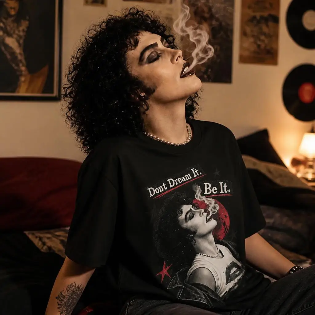 Tim Curry Gedenk-T-Shirt „Rockys Horror Picture Show“, Lässiges Kurzarm-T-Shirt mit Rundhalsausschnitt, Reine Baumwolle – Detail 2